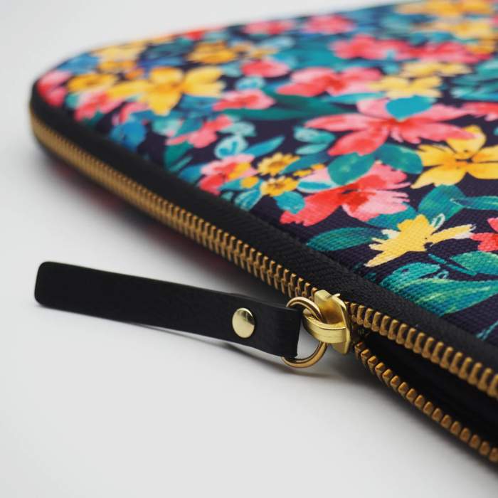 Casyx | SLVS-000023 | Casyx for MacBook | Fits up to size 13 ”/14 " | Sleeve | Canvas Flowers Dark | Waterproof