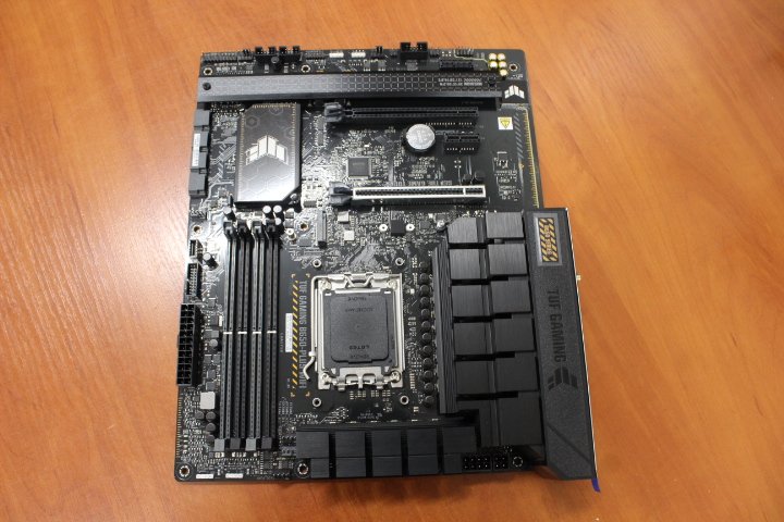 SALE OUT. | Asus TUF GAMING B650-PLUS WIFI | Processor family AMD | Processor socket  AM5 | DDR5 DIMM | Memory slots 4 | Supported hard disk drive interfaces 	SATA, M.2 | Number of SATA connectors 4 | Chipset  AMD B650 | ATX | WITHOUT ORIGINAL PACKAGING AND ACCESSORIES, ONLY BACK PANEL INCLUDED